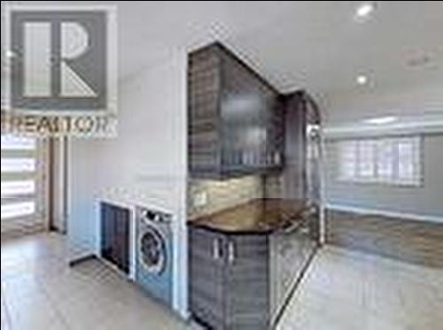 4 Mcmaster Avenue, Hamilton, ON - Indoor Photo Showing Laundry Room