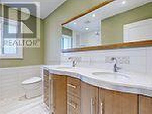 4 Mcmaster Avenue, Hamilton, ON - Indoor Photo Showing Bathroom