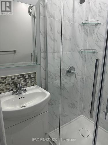 B - 17 Sora Drive, Mississauga, ON - Indoor Photo Showing Bathroom