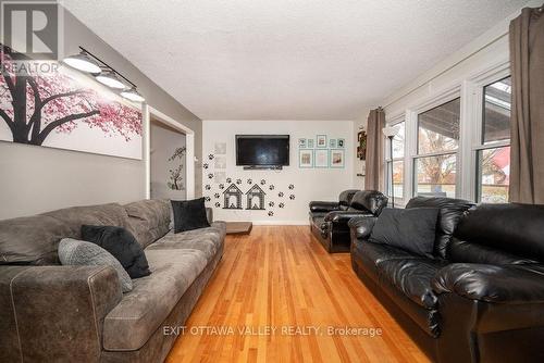 66 Rutherford Avenue, Deep River, ON - Indoor Photo Showing Living Room