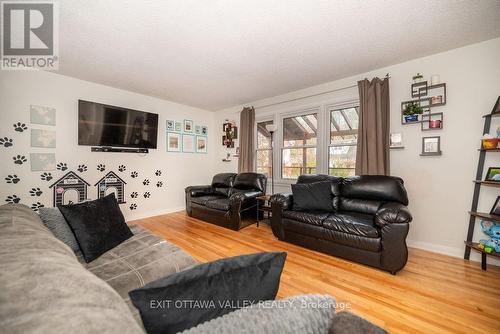 66 Rutherford Avenue, Deep River, ON - Indoor Photo Showing Living Room