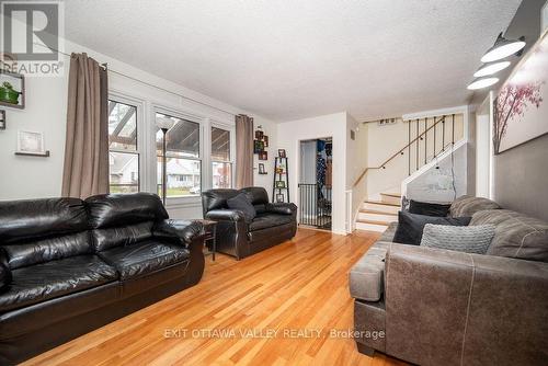 66 Rutherford Avenue, Deep River, ON - Indoor Photo Showing Living Room