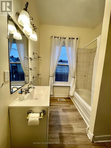 10 William Street, Brant, ON - Indoor Photo Showing Bathroom