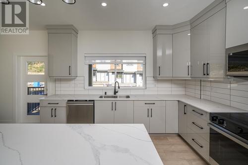 1401 2395 Rowe Street, Prince George, BC - Indoor Photo Showing Kitchen With Double Sink