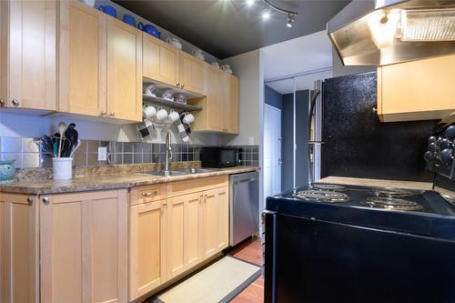 338-495 All Star Court, Kelowna, BC - Indoor Photo Showing Kitchen With Double Sink