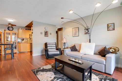 338-495 All Star Court, Kelowna, BC - Indoor Photo Showing Living Room