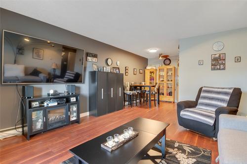 338-495 All Star Court, Kelowna, BC - Indoor Photo Showing Living Room