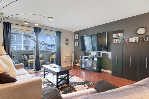 338-495 All Star Court, Kelowna, BC - Indoor Photo Showing Living Room