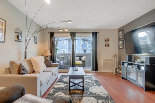 338-495 All Star Court, Kelowna, BC - Indoor Photo Showing Living Room