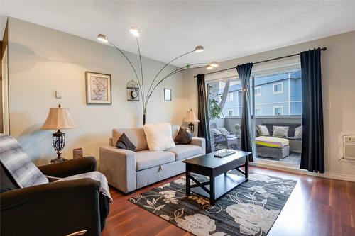 338-495 All Star Court, Kelowna, BC - Indoor Photo Showing Living Room