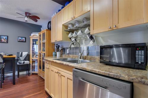 338-495 All Star Court, Kelowna, BC - Indoor Photo Showing Kitchen With Double Sink