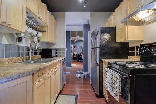 338-495 All Star Court, Kelowna, BC - Indoor Photo Showing Kitchen With Double Sink