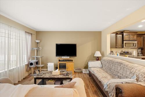 127-440 Hartman Road, Kelowna, BC - Indoor Photo Showing Living Room