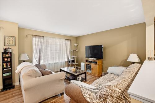 127-440 Hartman Road, Kelowna, BC - Indoor Photo Showing Living Room