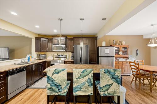 127-440 Hartman Road, Kelowna, BC - Indoor Photo Showing Kitchen With Stainless Steel Kitchen With Upgraded Kitchen