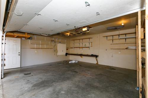 1441 Springfield Road, Kelowna, BC - Indoor Photo Showing Garage