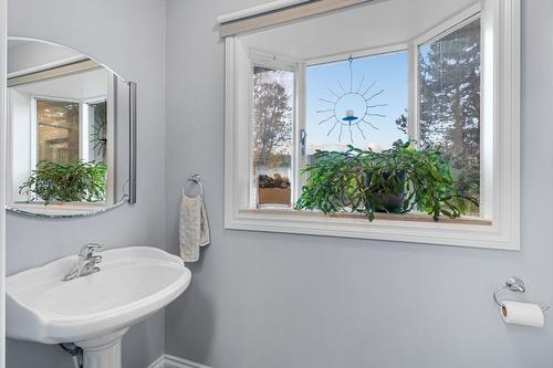 3330 Mckellar Road, West Kelowna, BC - Indoor Photo Showing Bathroom