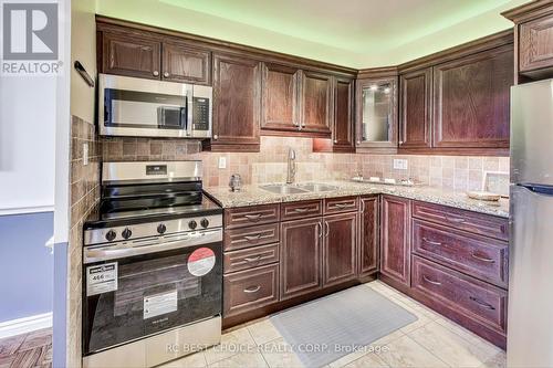 403 - 10 Edgecliff Golfway, Toronto, ON - Indoor Photo Showing Kitchen