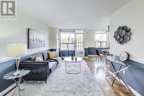 403 - 10 Edgecliff Golfway, Toronto, ON - Indoor Photo Showing Living Room