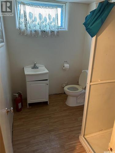 451 R Avenue S, Saskatoon, SK - Indoor Photo Showing Bathroom