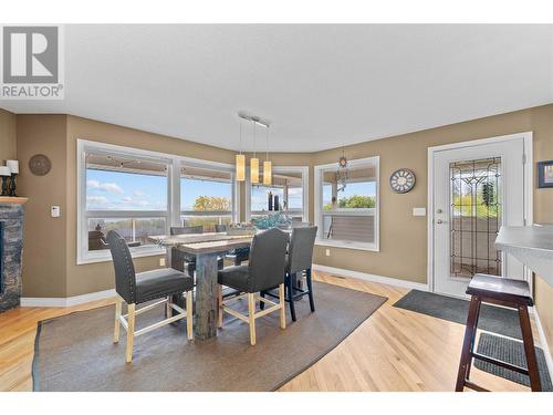 2270 3 Avenue Se, Salmon Arm, BC - Indoor Photo Showing Dining Room