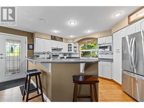 2270 3 Avenue Se, Salmon Arm, BC - Indoor Photo Showing Kitchen