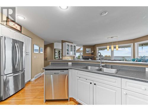 2270 3 Avenue Se, Salmon Arm, BC - Indoor Photo Showing Kitchen With Double Sink