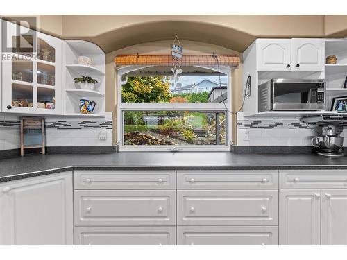 2270 3 Avenue Se, Salmon Arm, BC - Indoor Photo Showing Kitchen