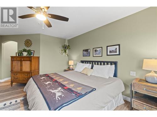 2270 3 Avenue Se, Salmon Arm, BC - Indoor Photo Showing Bedroom