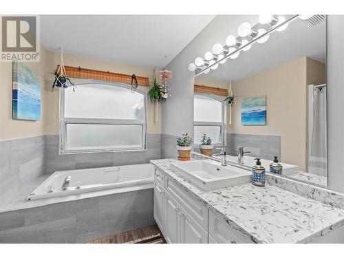 2270 3 Avenue Se, Salmon Arm, BC - Indoor Photo Showing Bathroom