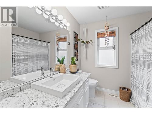 2270 3 Avenue Se, Salmon Arm, BC - Indoor Photo Showing Bathroom