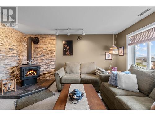 2270 3 Avenue Se, Salmon Arm, BC - Indoor Photo Showing Living Room With Fireplace