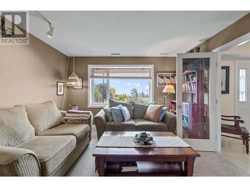 2270 3 Avenue Se, Salmon Arm, BC - Indoor Photo Showing Living Room