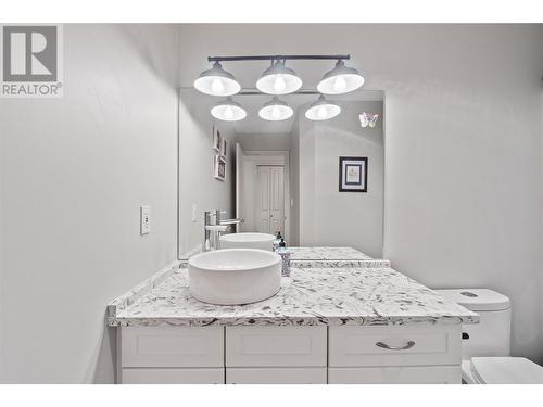 2270 3 Avenue Se, Salmon Arm, BC - Indoor Photo Showing Bathroom