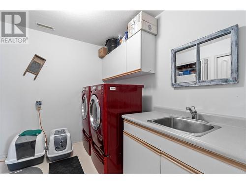 2270 3 Avenue Se, Salmon Arm, BC - Indoor Photo Showing Laundry Room