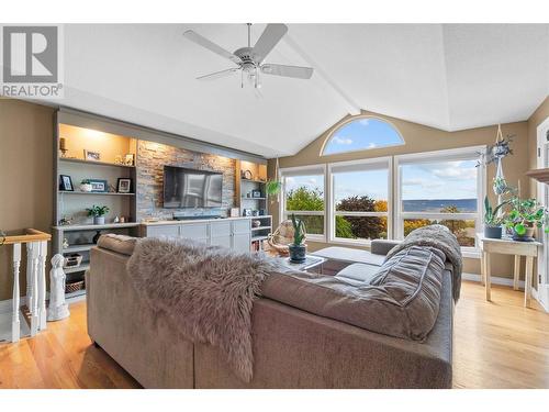 2270 3 Avenue Se, Salmon Arm, BC - Indoor Photo Showing Living Room