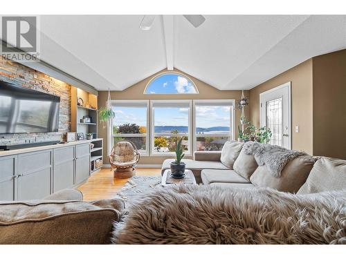 2270 3 Avenue Se, Salmon Arm, BC - Indoor Photo Showing Living Room