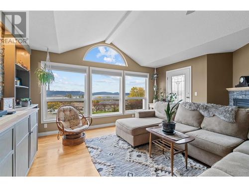 2270 3 Avenue Se, Salmon Arm, BC - Indoor Photo Showing Living Room