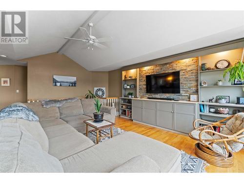 2270 3 Avenue Se, Salmon Arm, BC - Indoor Photo Showing Living Room