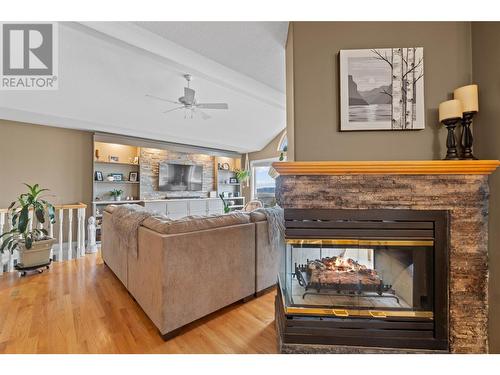 2270 3 Avenue Se, Salmon Arm, BC - Indoor Photo Showing Living Room With Fireplace