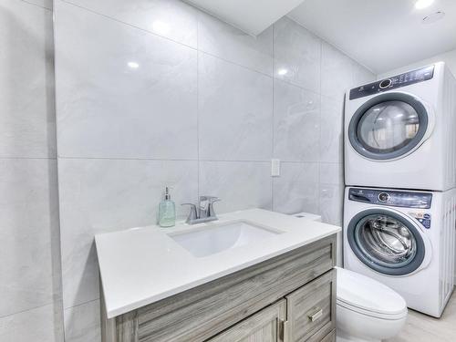 Bathroom - 10719 Rue André-Jobin, Montréal (Ahuntsic-Cartierville), QC - Indoor Photo Showing Laundry Room