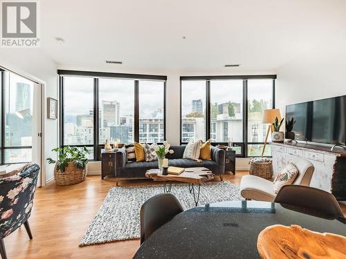 1610 989 Nelson Street, Vancouver, BC - Indoor Photo Showing Living Room