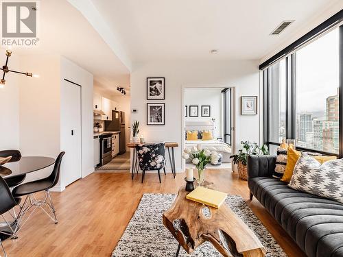 1610 989 Nelson Street, Vancouver, BC - Indoor Photo Showing Living Room