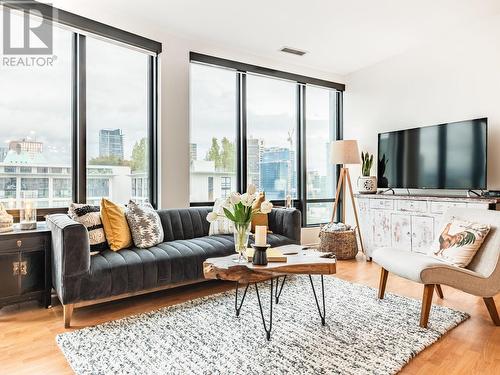 1610 989 Nelson Street, Vancouver, BC - Indoor Photo Showing Living Room