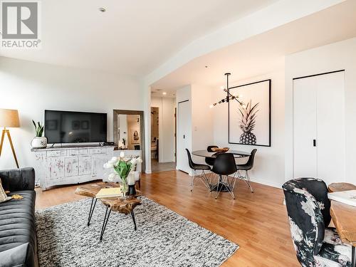 1610 989 Nelson Street, Vancouver, BC - Indoor Photo Showing Living Room