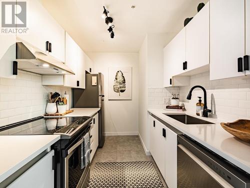 1610 989 Nelson Street, Vancouver, BC - Indoor Photo Showing Kitchen With Upgraded Kitchen