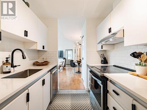 1610 989 Nelson Street, Vancouver, BC - Indoor Photo Showing Kitchen With Upgraded Kitchen