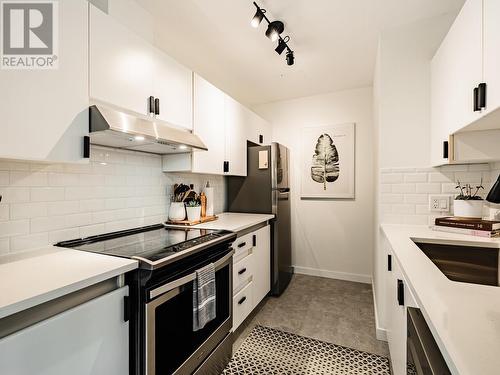 1610 989 Nelson Street, Vancouver, BC - Indoor Photo Showing Kitchen With Upgraded Kitchen