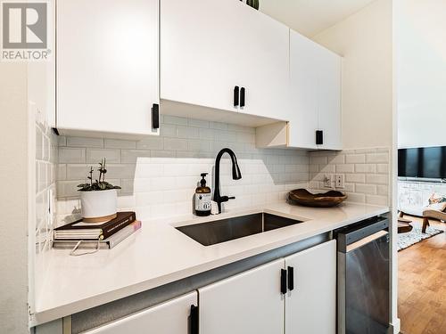 1610 989 Nelson Street, Vancouver, BC - Indoor Photo Showing Kitchen With Upgraded Kitchen