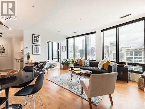 1610 989 Nelson Street, Vancouver, BC - Indoor Photo Showing Living Room